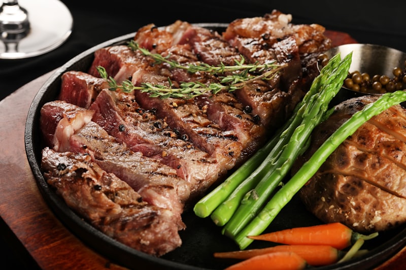 Aufgeschnittene Steaks mit Gemüse auf einer Servierplatte