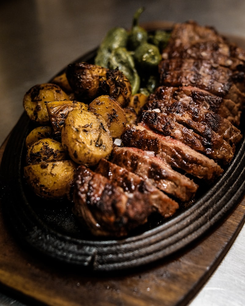 Steak mit Kartoffeln und gegrillten Paprika
