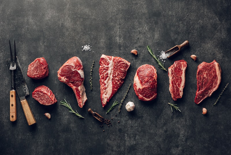 Rohes Fleisch mit Messer, Knoblauch und Pfeffer